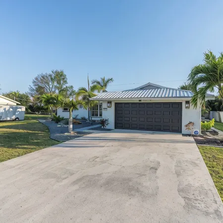 Rare 3 Bedroom House, 5 Minutes Drive to Beach, Events Permitted