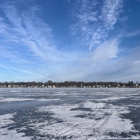 Enjoy Beautiful Sunsets at a Lake Side Cottage Отели в г. Ленауи Каунти