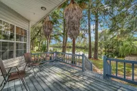 Backyard lake oasis, close to Tybee & Downtown, Low Country Lake Retreat - Homestays