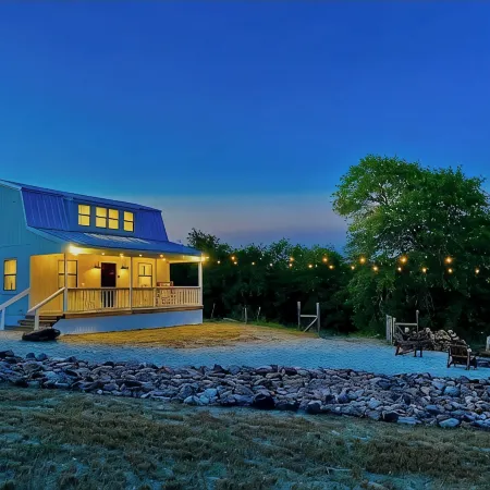 Little White Barn - Private 20 Acre Escape w/ Pond