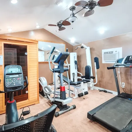 Grammie’s Manor – A One-of-a-Kind Stay in Heart of Kanab w/ Hot Tub, Gym, & More