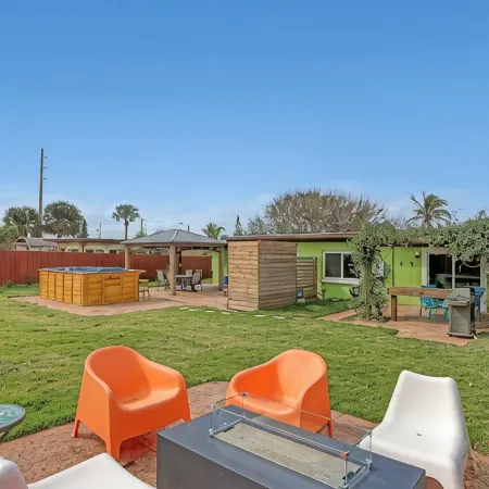 Steps to Cocoa Beach, MIL Suite & Hot Tub, Amenities Galore!!