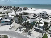 Oceanview 3-Bdrm Home Steps from Beach!  Heated Pool & Hot Tub.  Sleeps 6. - Bungalows