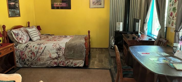 A Private, Cozy Cabin Near Bigfork for Two with a Clawfoot Tub Hotels in Bigfork