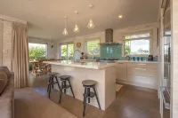 Stunning Surfers 4 Bedroom Beach House - Homestays