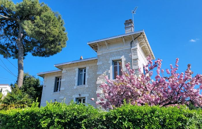 Villa in Royan Park, 15 pers. - 200m from beach - 400m from shops/station.