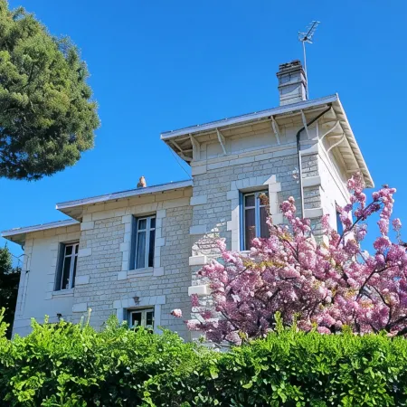Villa in Royan Park, 15 pers. - 200m from beach - 400m from shops/station.