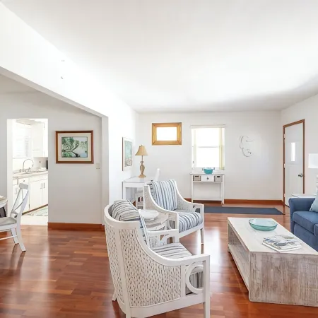 The Hibiscus Haven~ centrally located near hospital/ downtown Stuart