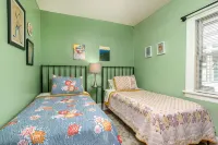 Tremont - 2BR apt - Pet Friendly, Convenient to Stadiums, Clinic, Museums & more - balcony