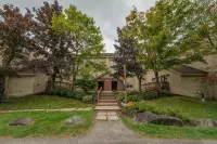 Walk to Mount Snow, Cozy, Clean and Comfortable!