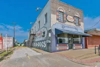 Local Charm Meets Modern Luxury in the North Texas Hill Country - 1.5hrs to DFW! - 4-Star