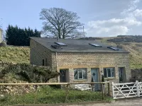 Cotswold Detached Hillside Cottage packed with Quirky Character - Homestays