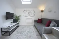 The Den - King BED 5 min Walk to City Centre - Condos