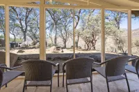 MOUNTAIN TOP WITH 4 ACRES AND SPECTACULAR VIEWS WITH HOT TUB - 4성급