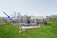 Attached Apartment Near It All. Organic Farmstead. Stunning Views. Pet-friendly.