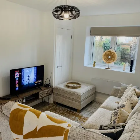 Cosy 2 bedroom detached home in Bromley with secure off-street parking