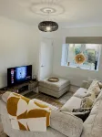 Cosy 2 bedroom detached home in Bromley with secure off-street parking
