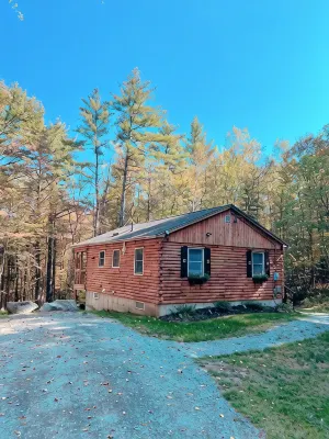 White Mountains - Cozy cabin by the lake with fire pit.