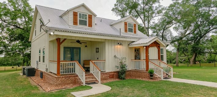 Ren Farmhouse! 17 acres | Game Barn! | 10 mi to Wed Venues! Hoteles en Condado de Fayette