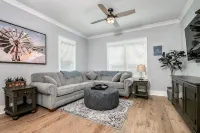 2 Min Walk to Downtown/King Bed /Golf Cart Rental/Pet Friendly! - 4-Star