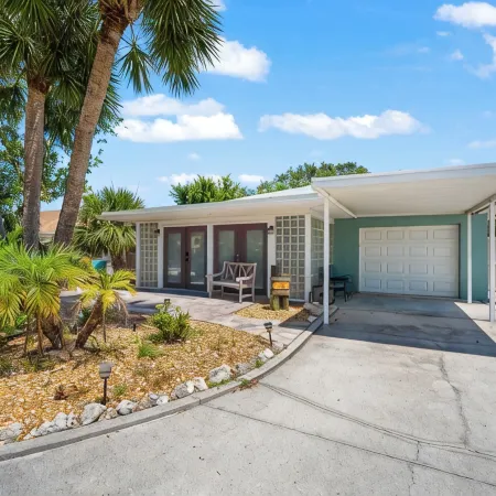 Beautiful Nokomis Beach Cottage. Walk to Beach w/Tranquil & Private Patio