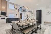 High End 5 Bdrm Home W/ Heated Pool & Mins to Riverwalk / Downtown - Private Pools
