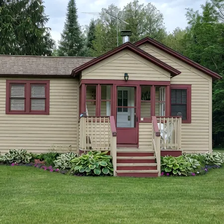 Cozy Retreat. 1 Bedroom House, Welcome!May 1st -Nov 1st Internet & Wifi
