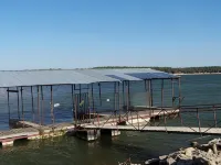 Charming cozy lake cabin, 300 yds from Lake Texoma beach, fishing, boat ramp!