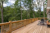 Stunning Luxury Home: Majestic Massanutten Views with New Hot Tub