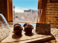 The Brick Street Suite, high ceilings, historic brick street location - Homestays