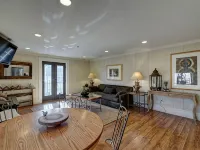 In-Town Luxury 2 Br Apartment - 205 S. 4th Street Hotels in Highlands