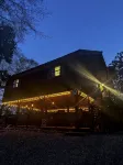 Creek-side getaway, big deck, easy access to the city while being off the grid! - 3성급