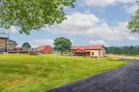 Amazing views, hot tub/outdoor fireplace, countryside, farm with calves & goats. - 4-Star