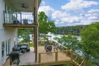Lakefront Luxury Retreat, Kayaks, Game Room, Firepit, Pool Table & Private Dock - 4-Star