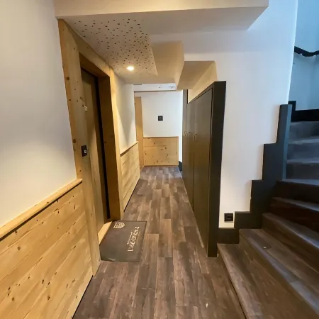 Fabulous 2 Bedroom Ski In / Out Apartment with West facing balcony