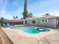 Fresno House | Pool | Fire Pit | Garage | 3/2:Wow! - สระว่ายน้ำส่วนตัว