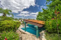 Large 1&2/BD Private Villas, Ocean Views, Lovely Pool, Ideal Location
