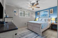 Waterfront Retreat~Central Location~Walk to the Beach~Beach Gear Provided - 3-Star