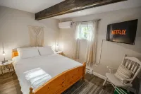 Cozy Poconos Getaway with Firepit, Beach & Lake Access. Minutes to the Beach - Wifi