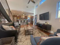 Lovely, Bright Modern House, Short Walk to Main Street, Private Pool! - 4성급