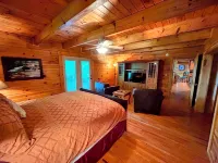 Spacious Cabin Retreat • Hot Tub • Pool Table • Firepit • Near Town/Train • Pets - 4성급