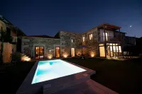 Old house restored in Douro, 5 km from Vila Real. Comfort and tranquility. - Pools