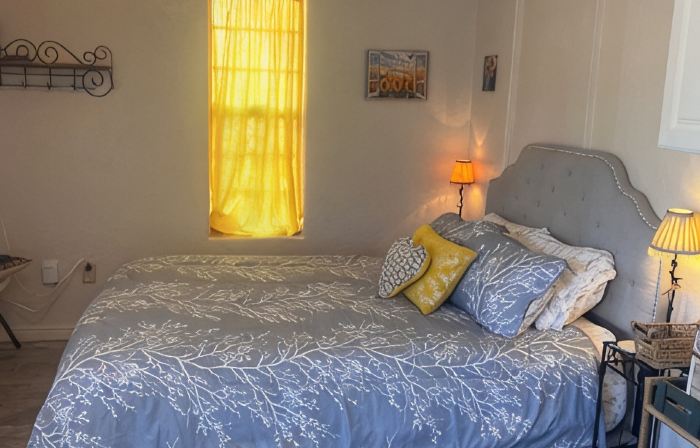 Clean, cozy studio nestled in the Grand -Staircase, near the Parks