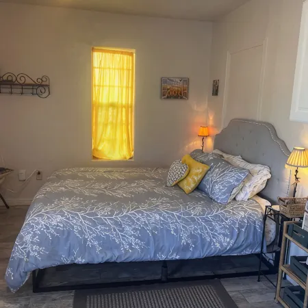 Clean, cozy studio nestled in the Grand -Staircase, near the Parks