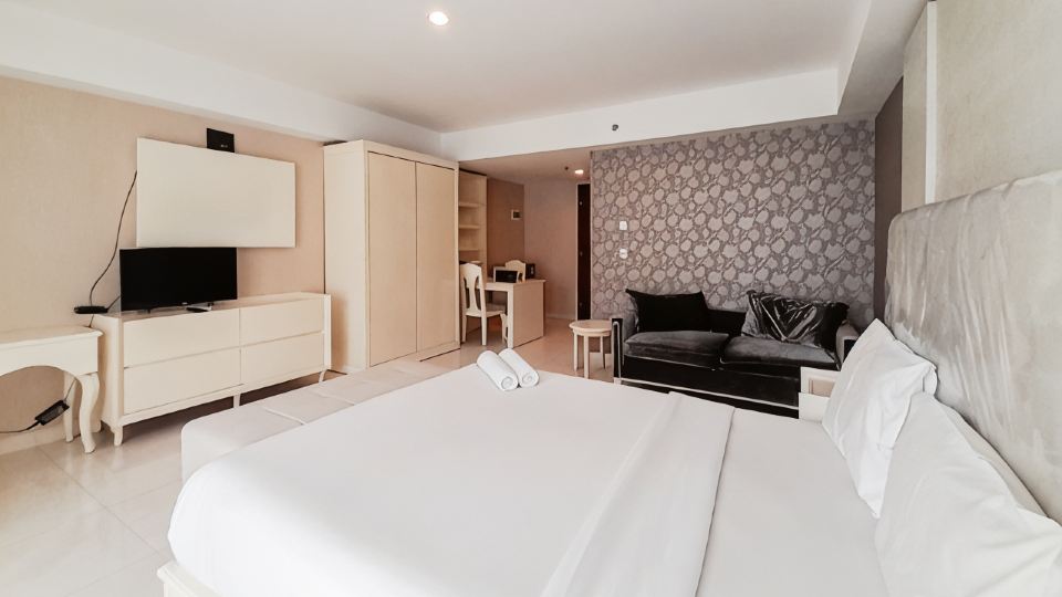 Modern Look and Homey Studio at Mataram City Apartment By Travelio