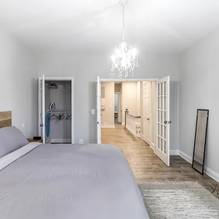 Beautifully Renovated row House in Trendy Canton, private parking driveway
