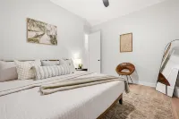 Historic District Gem - 2BR/2BA, Walk to Forsyth Park - Lower Level - Condos