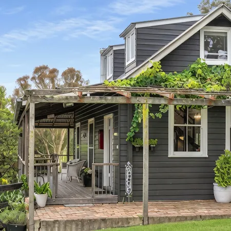Historic country cottage on beautiful estate minutes from Bowral and Mittagong