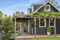 Historic country cottage on beautiful estate minutes from Bowral and Mittagong - Country Houses