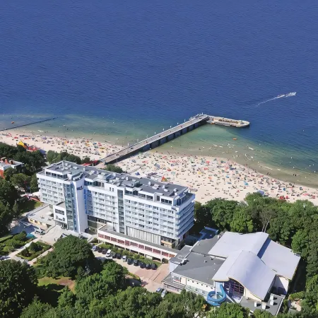 Sanatorium Uzdrowiskowe Bałtyk Отели рядом с достопримечательностью «Причал Колобжега»